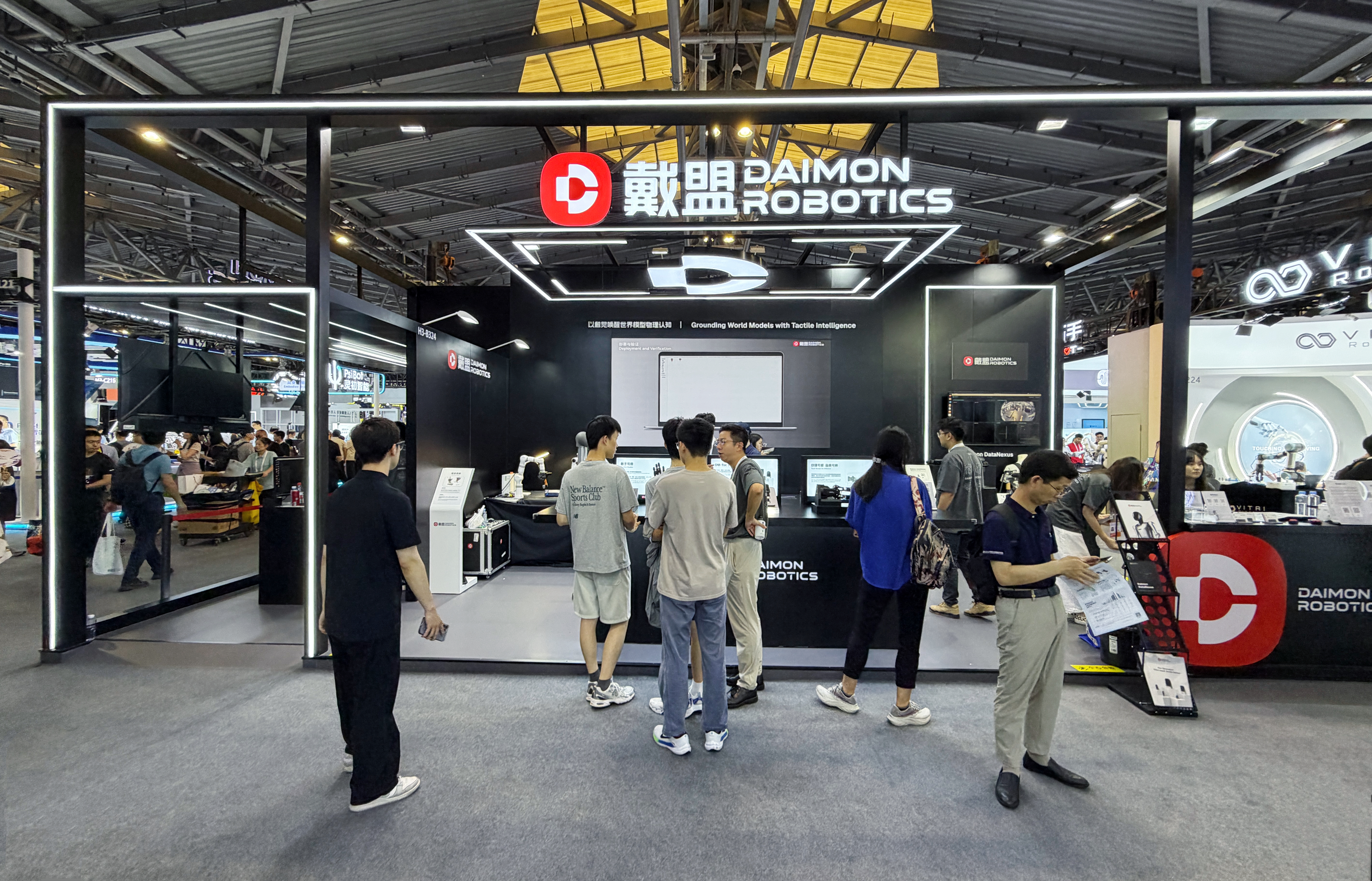 WAIC 2026现场丨细微处见真章，戴盟机器人玩转“精细活”